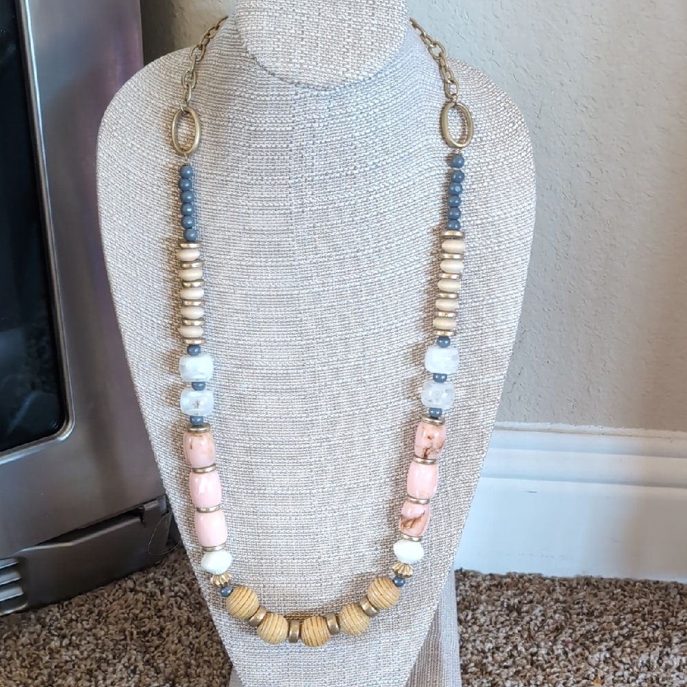 Elegant Beaded Necklace in Pink and Gold